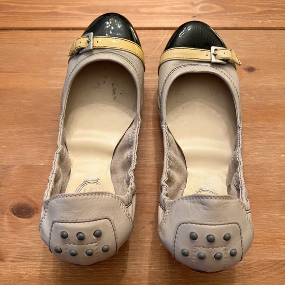 Womens Tod’s Beige/Grey Leather foldable ballet flat black patent cap toe 7 1/2. - Picture 4 of 6